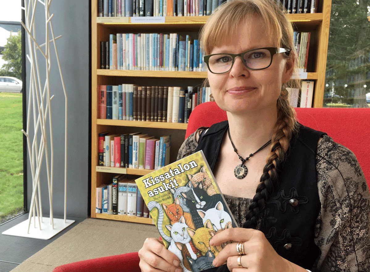 Kirjailija Mervi Heikkilän uusin teos on selkokielinen Kissatalon asukit.