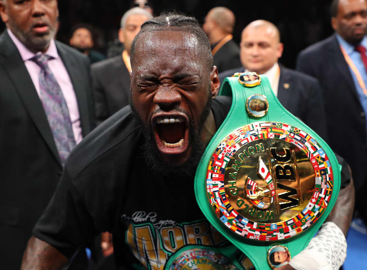 Deontay Wilder tuulettaa mestaruusvyön kanssa.