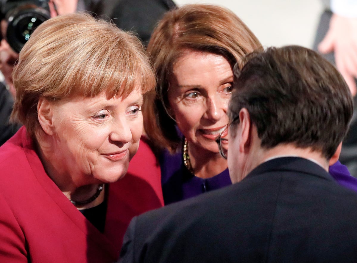 Angela Merkel juttelee Nancy Pelosin kanssa.