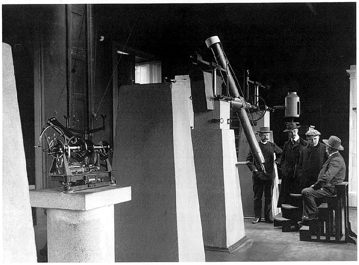 Tutkijat Ragnar Furuhjelm, Rolf Witting, Emil Wessel ja Georg Dreijer Helsingin observatoriossa vuonna 1904.