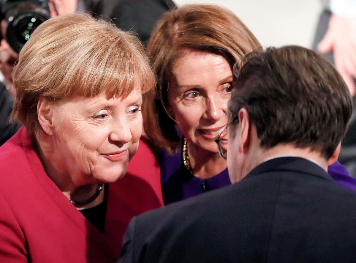 Angela Merkel juttelee Nancy Pelosin kanssa.