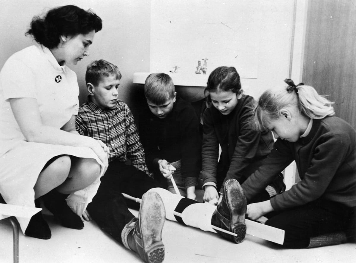 Suomen Punaisen Ristin ensiapuharjoitus vuodelta 1964
