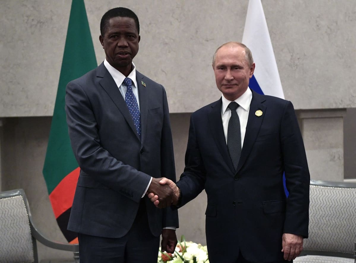 Vladimir Putin ja Edgar Lungu kättelevät lippujen edessä