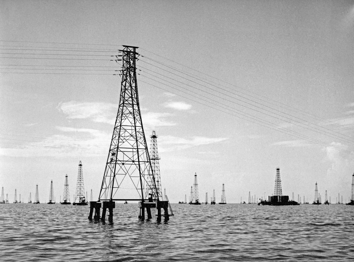 Öljykenttä Maracaibo-järvellä vuonna 1976.