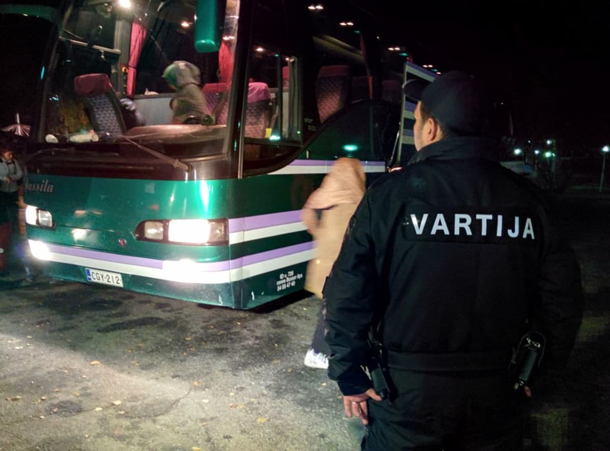 Bussin saapuminen Kivitippuun sujui rauhallisesti.