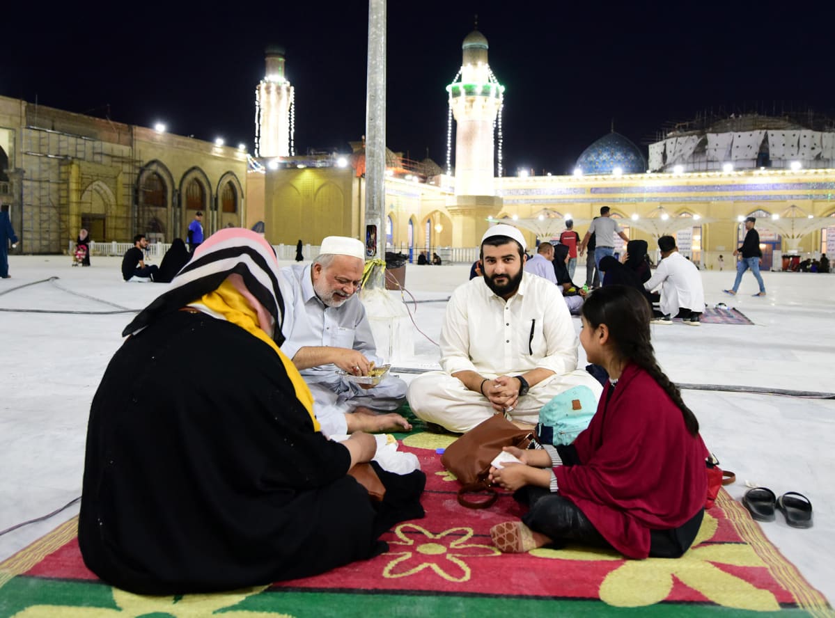 Ramadanin vietto on alkanut ja ihmiset ovat kokoontuneet pyhäkön alueelle Bagdadissa 6. toukokuuta.
