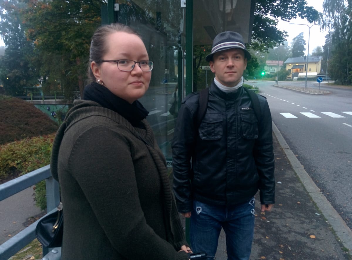 Meri ja Arttu odottavat bussia