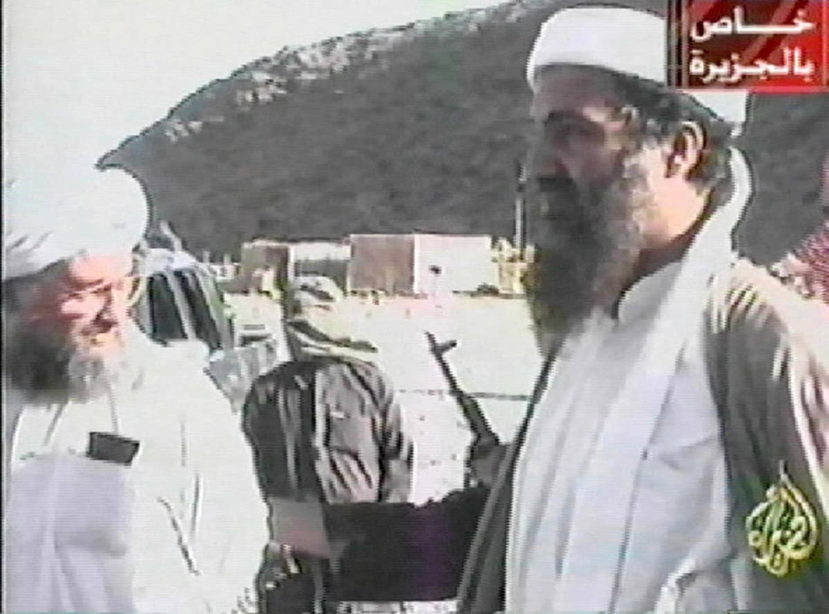 Osama bin Laden (oik.) ja hänen avustajansa Ayman al-Zawahiri al-Jazeera-tv-kanavan kuvassa lokakuussa 2001.