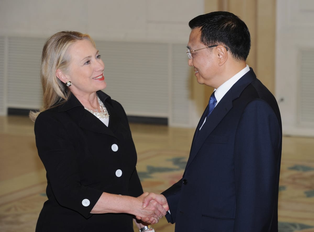 Clinton kättelemässä Kiinan silloista varapääministeriä Li Keqiangia vuonna 2012.