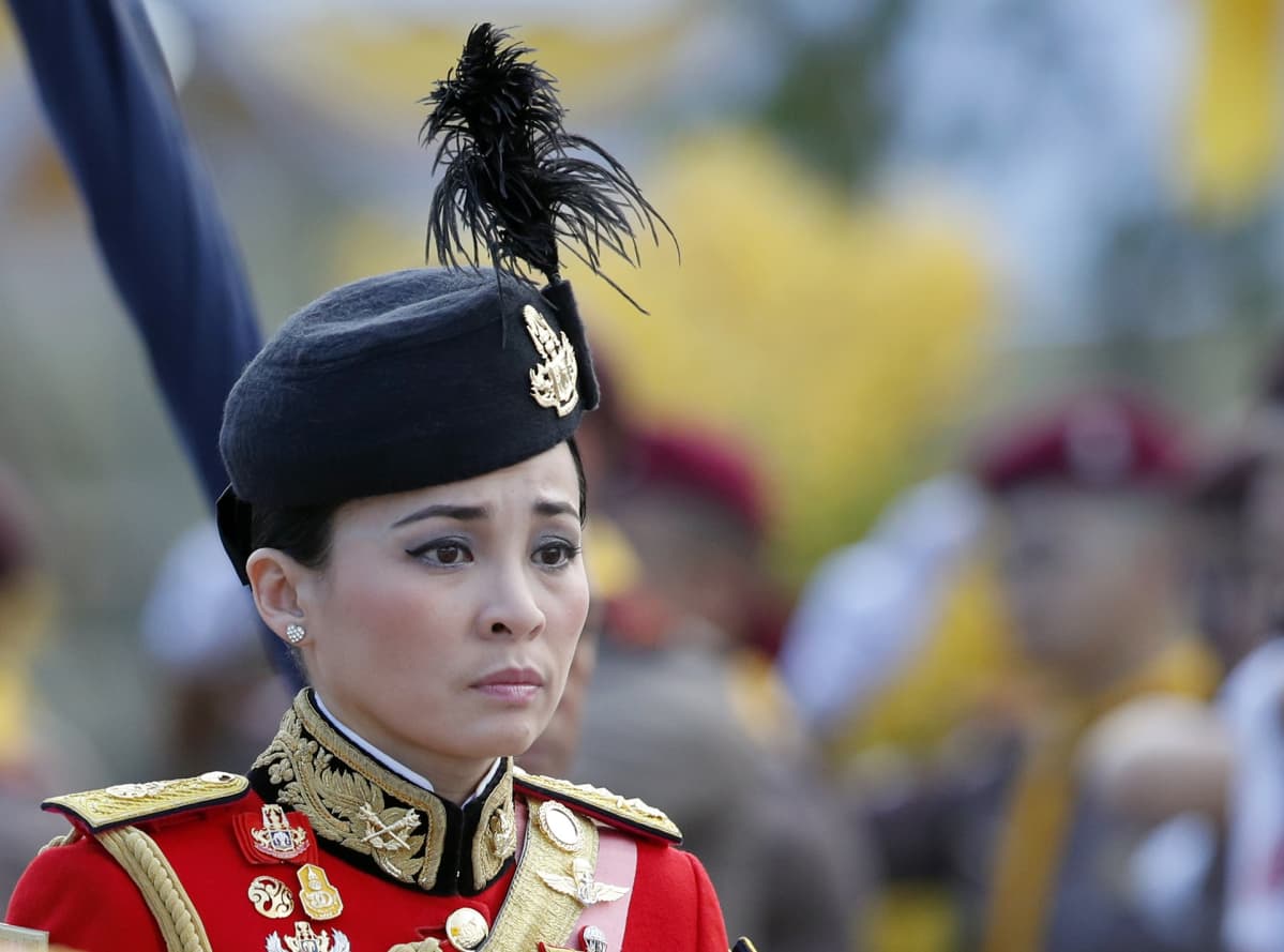 Kenraali Suthida Vajiralongkorn na Ayudhya henkivartiokaartin asussa.