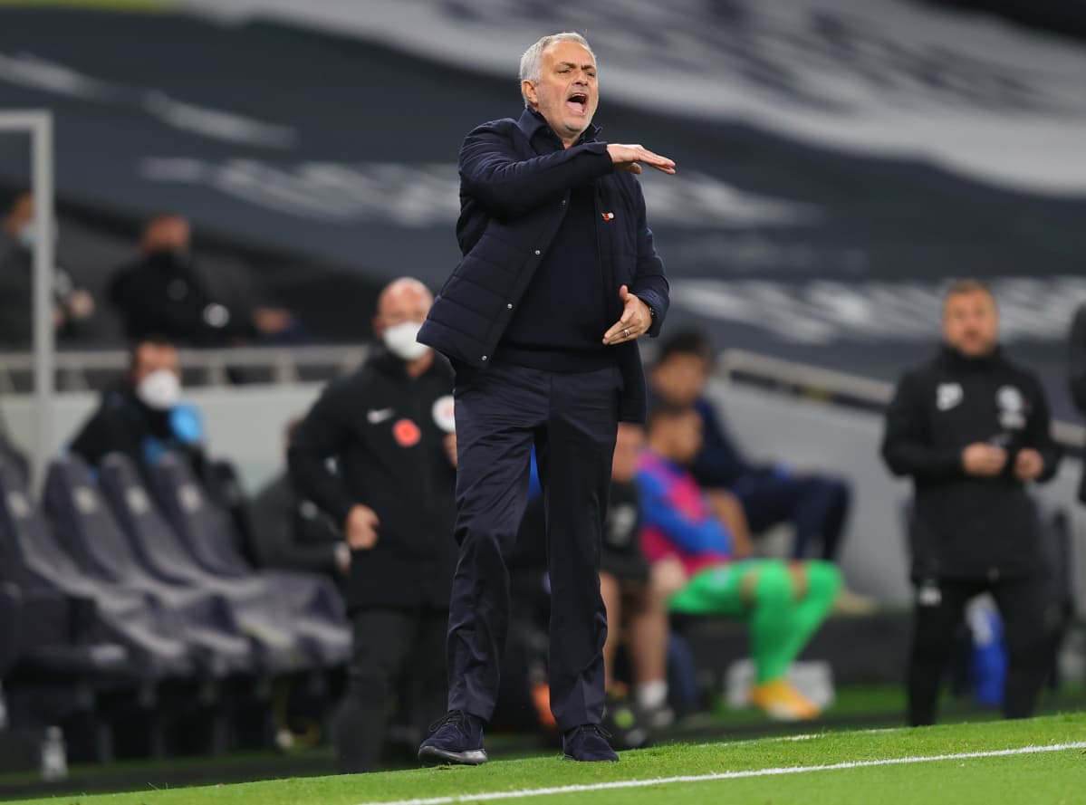 Jose Mourinho möyryää kentän laidalla.