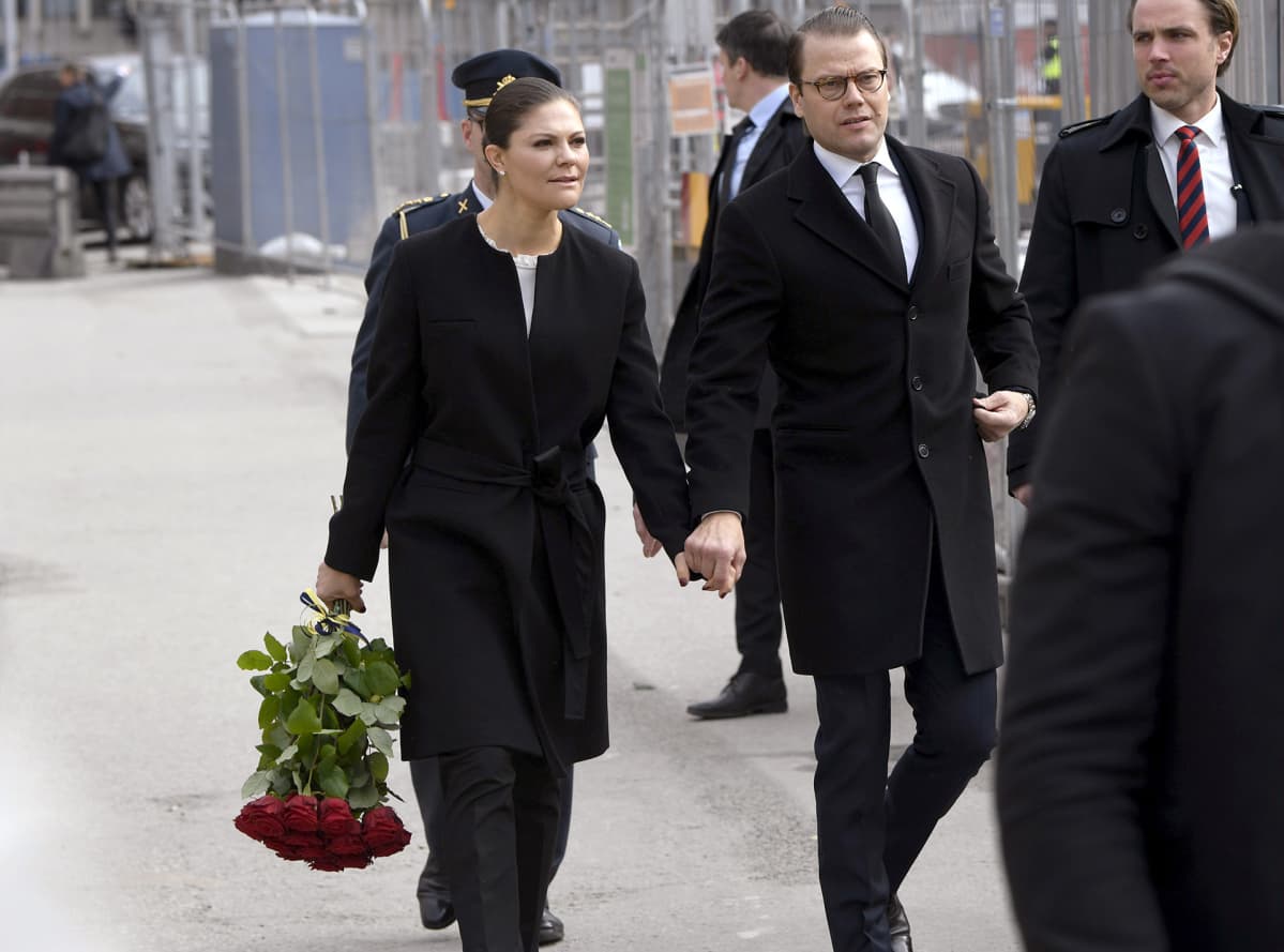 Ruotsin kruununprinsessa Victoria ja hänen puolisonsa prinssi Daniel vierailivat terrori-iskun kohteeksi joutuneella Drottninggatanilla lauantaina.