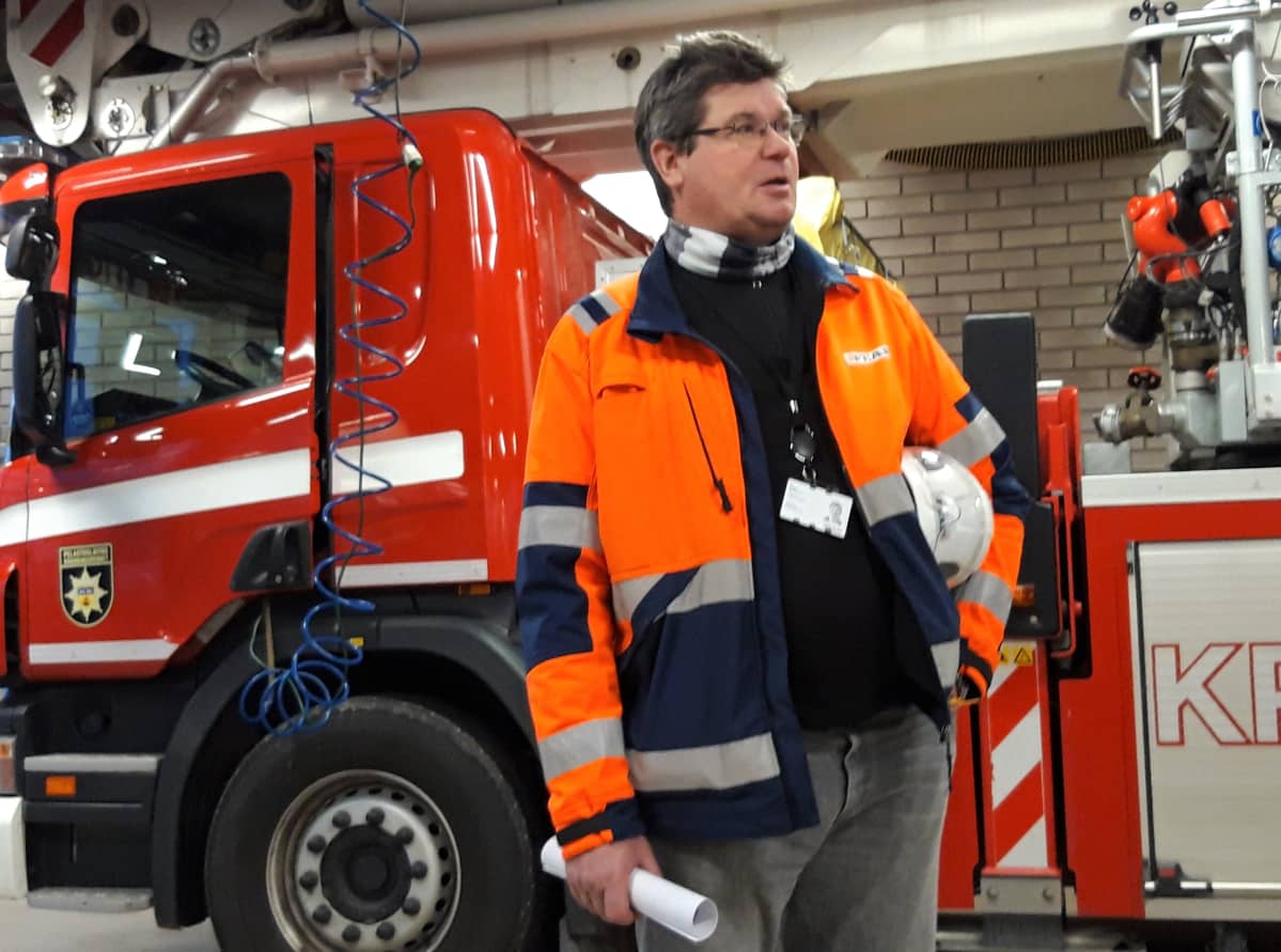 Roger Sundqvist seisoo paloauton edessä.
