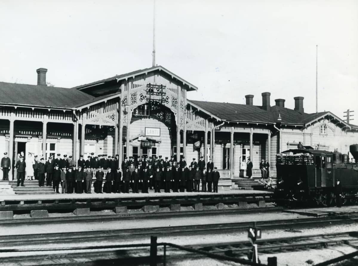 Lahden rautatieasema ja sen henkilökuntaa 1920-luvulla