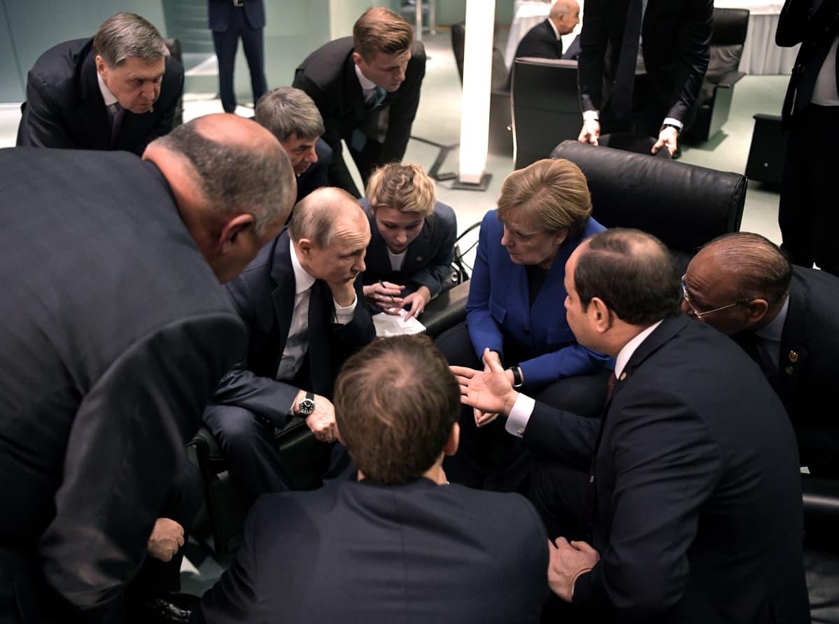 Vladimir Putin ja Angela Merkel keskustelevat Berliinissä.