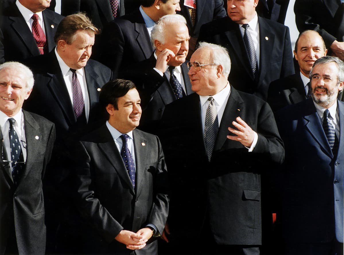 Martti Ahtisaari ja Helmut Kohl huippukokouksen yhteiskuvassa Lissabonissa.