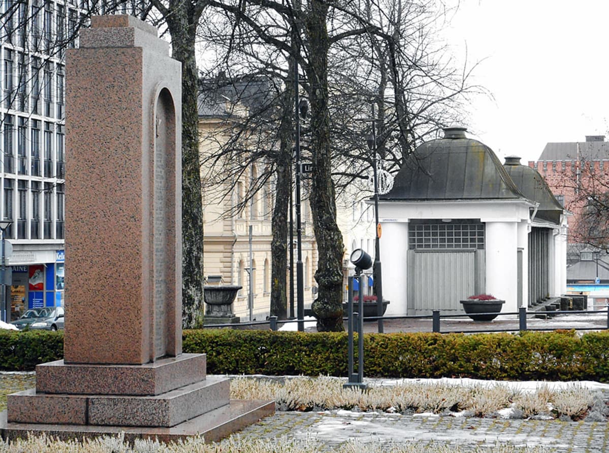 Muistomerkki Hämeenlinnan kirkkopuistossa