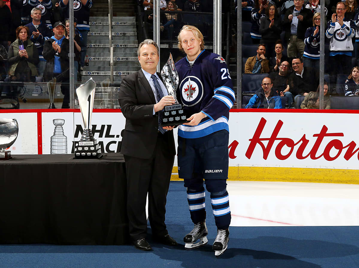 Kevin Cheveldayoff ja Patrik Laine