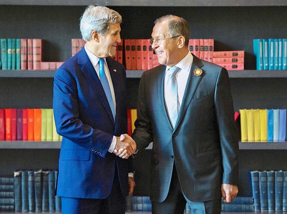 Yhdysvaltain ulkoministeri John Kerry ja Venäjän ulkoministerin Sergei Lavrov kättelevät.