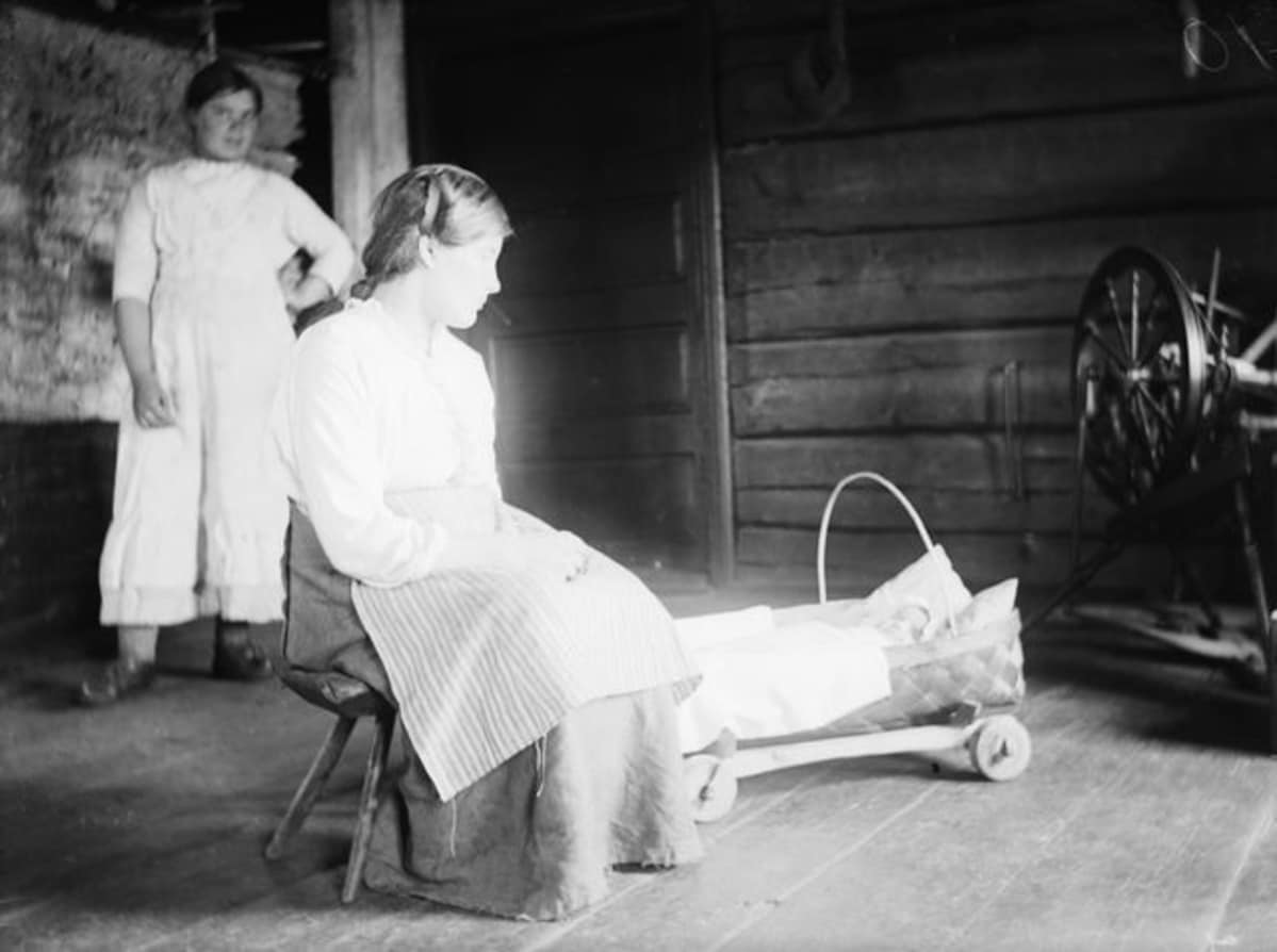 Äit ja lapsi Taivalkosken Matalaisissa, kuvaaja Samuli Paulaharju