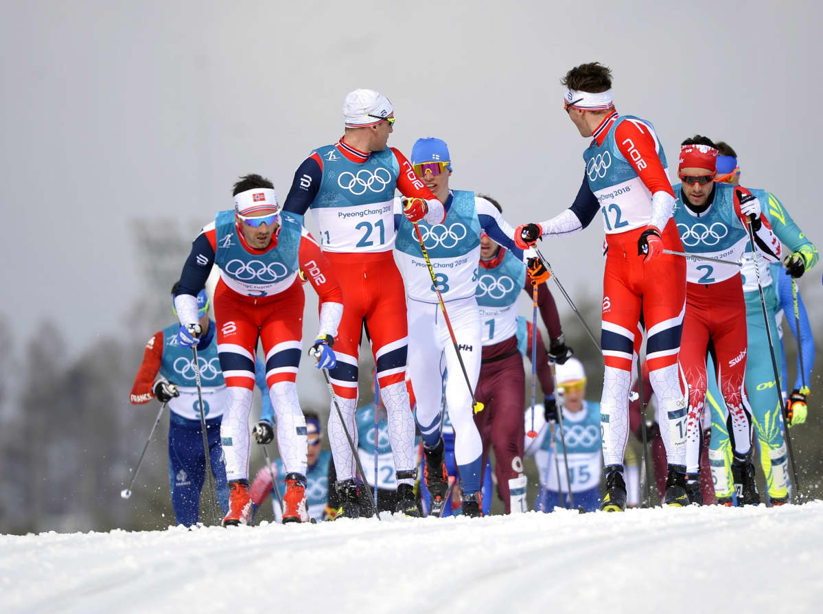 Miesten 50 kilometrin hiihto Korean olympialaisissa. Norjalaiset jonon keulilla.