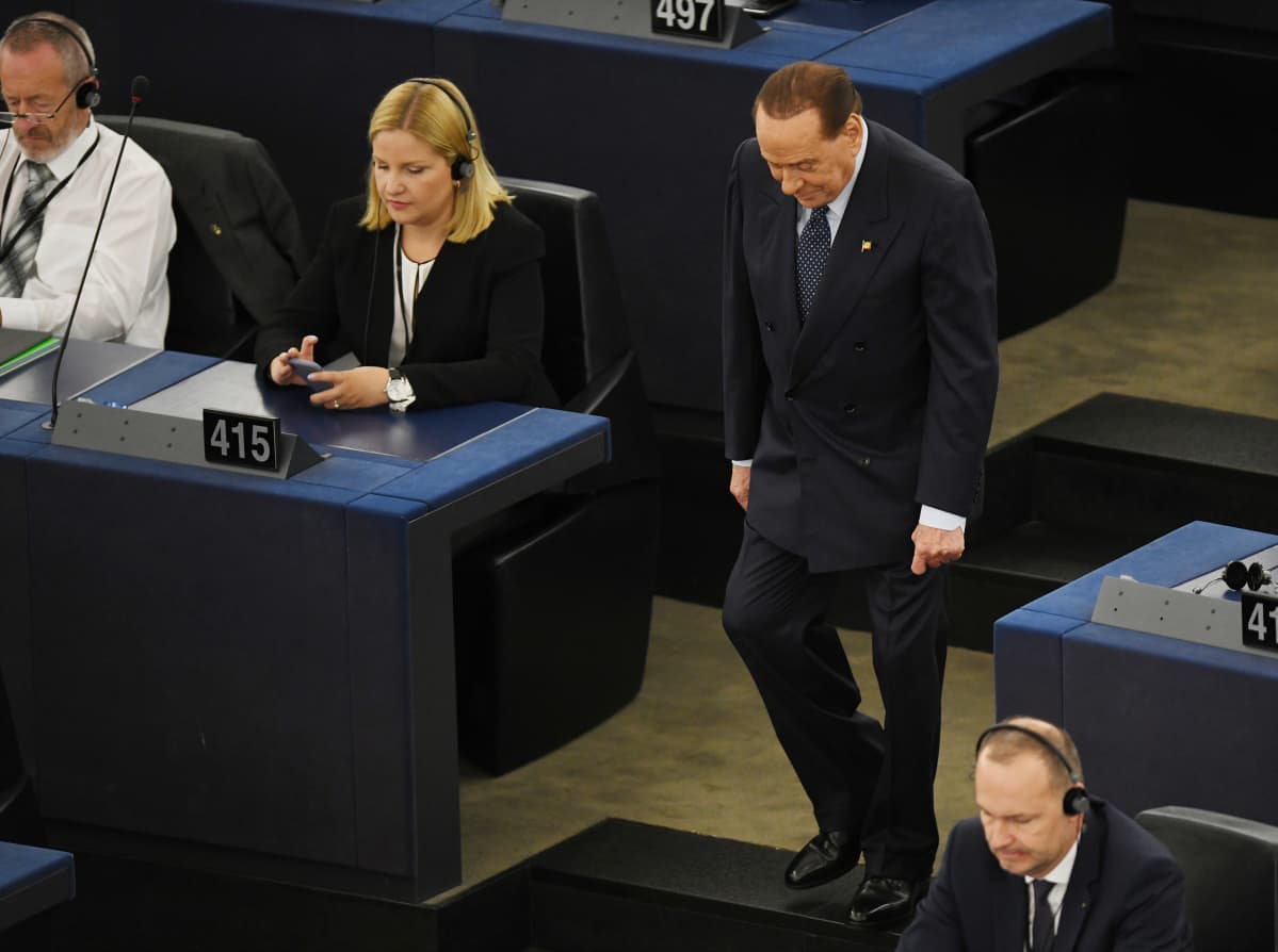 Silvio Berlusconi asteli meppipaikalleen Euroopan parlamentissa 2. heinäkuuta.
