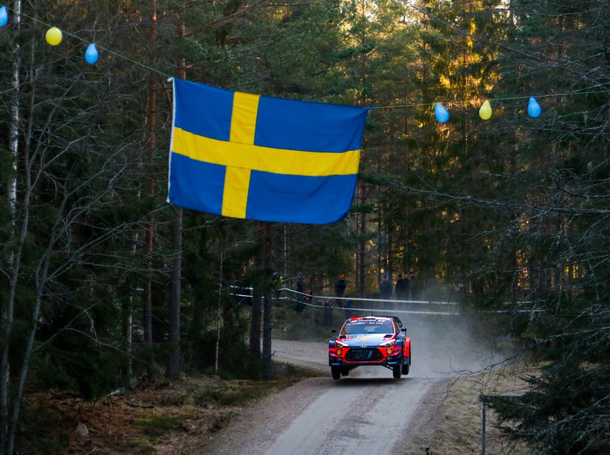 Lumisista olosuhteista ei tänä vuonna ole Ruotsissa juuri tietoakaan. Tässä tyylinäytettä testierikoiskokeella antaa Monte Carlon avauskisan voittanut Hyundain Thierry Neuville.