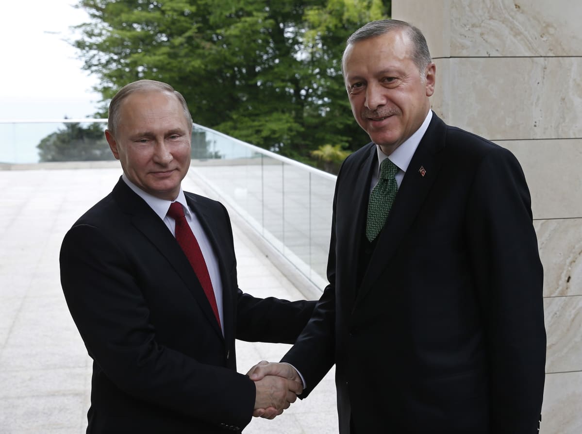 Putin ja Erdoğan kättelevät.