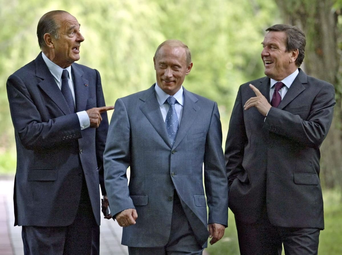 Ranskan presidentti Jacques Chirac, Venäjän presidentti Vladimir Putin ja Saksan liittokansleri Gerhard Schröder kuvattuna Sochissa, Venäjällä elokuussa 2004.