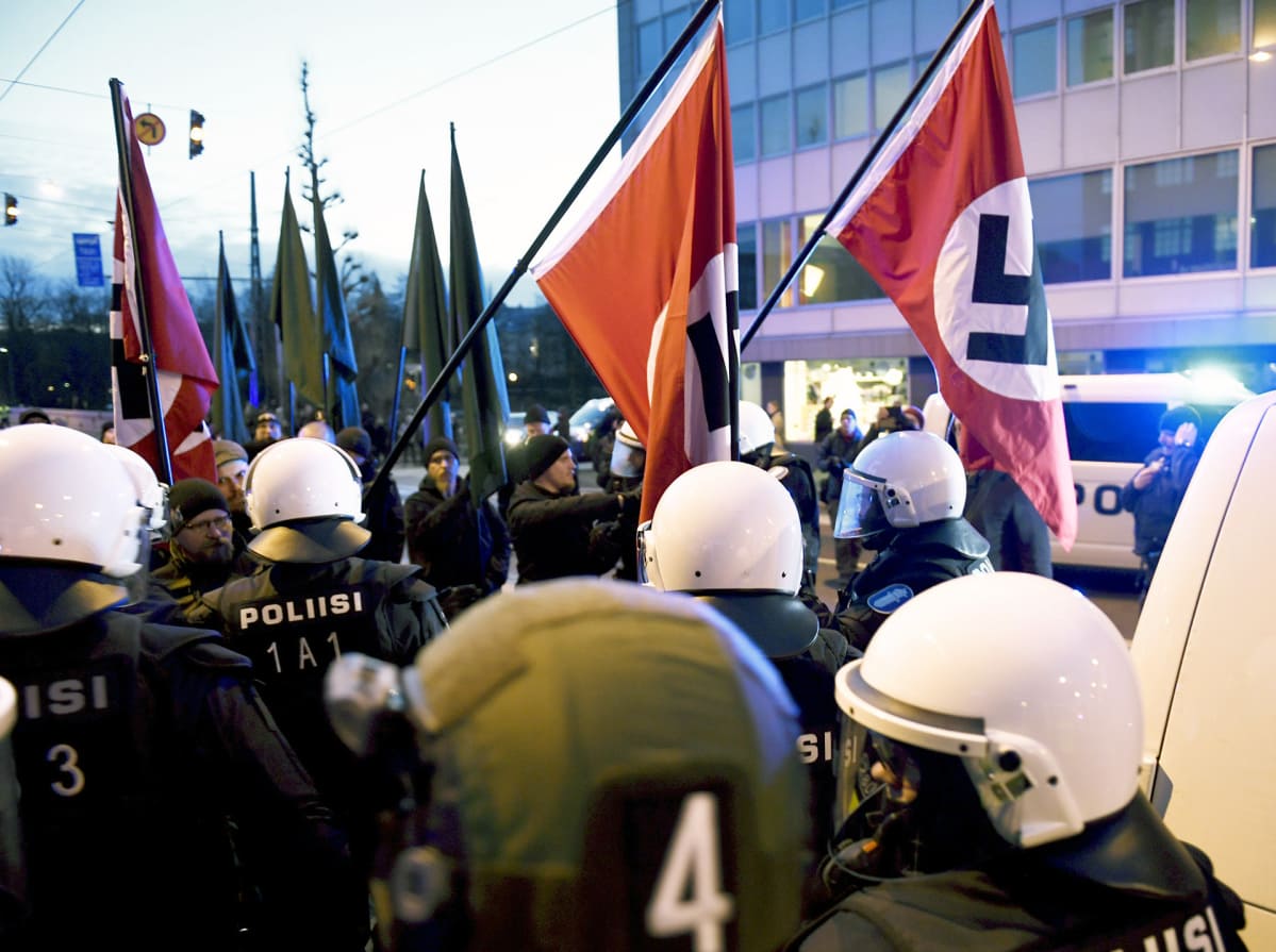 Poliisi pysäytti uusnatsien Kohti vapautta! -marssin Hakaniemessä Helsingissä itsenäisyyspäivänä.