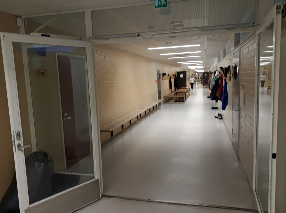 Oxhamnin koulun käytävä.