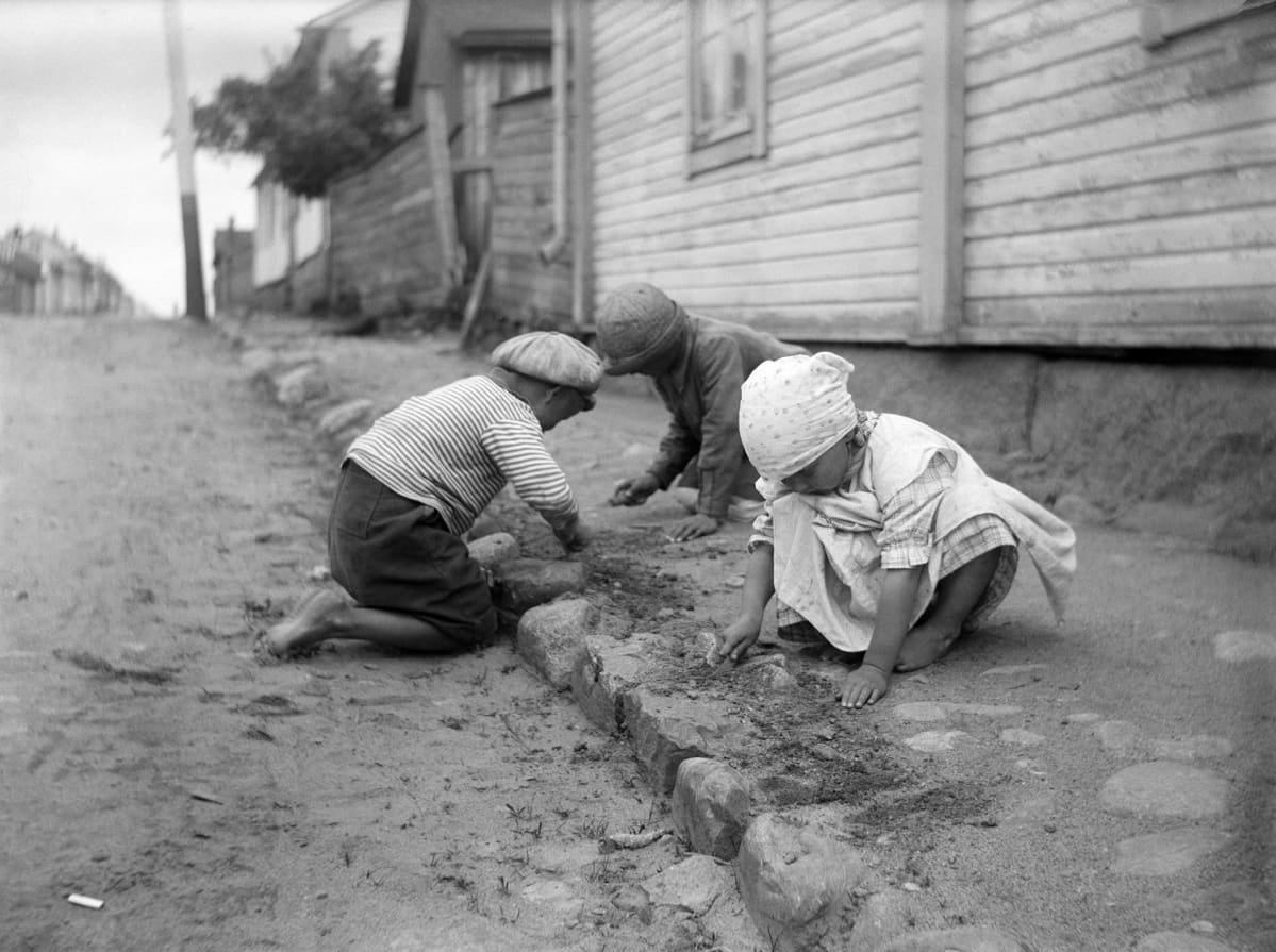 Lapset katua kraappaamassa Raahen Saaristokadulla 1923.