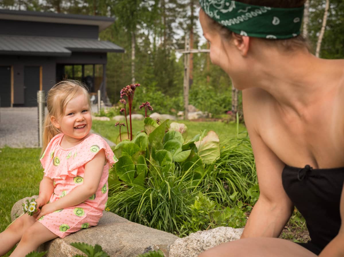 Turkulainen Miia Raikko yhdessä lapsensa Ruun kanssa