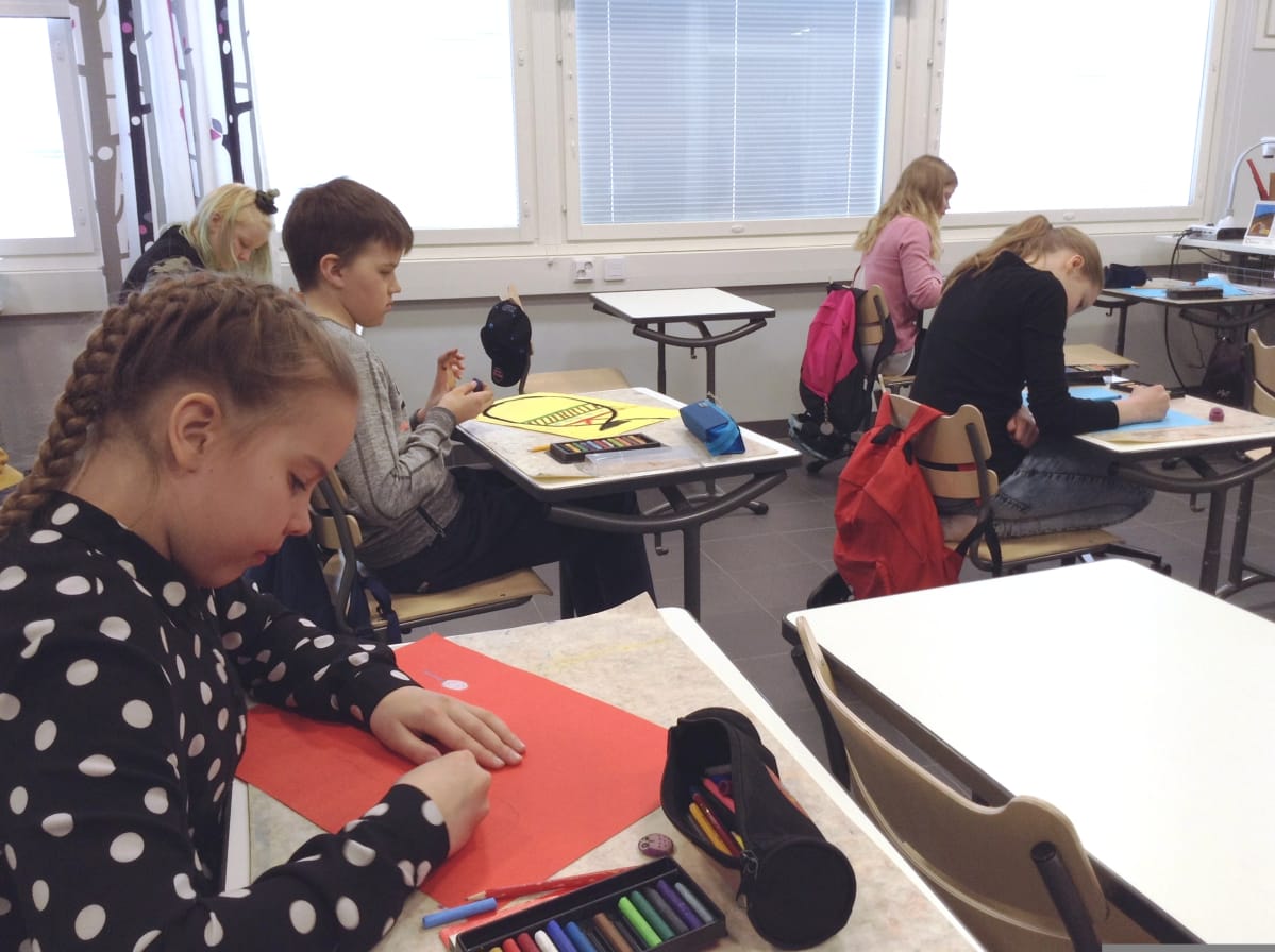 Elfiina Kirvesmäki pulpetin ääressä.