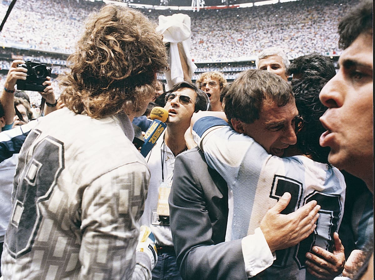 Carlos Bilardo ja Diego Maradona halaavat MM-finaalin jälkeen 1986.