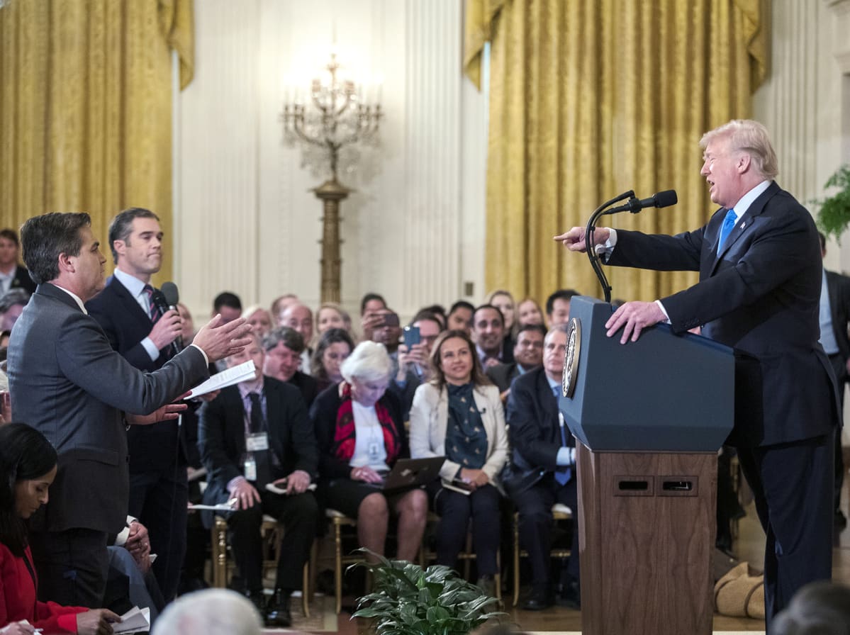 Donald Trump osoittaa sormellaan CNN.n journalisti Jim Acostaa.