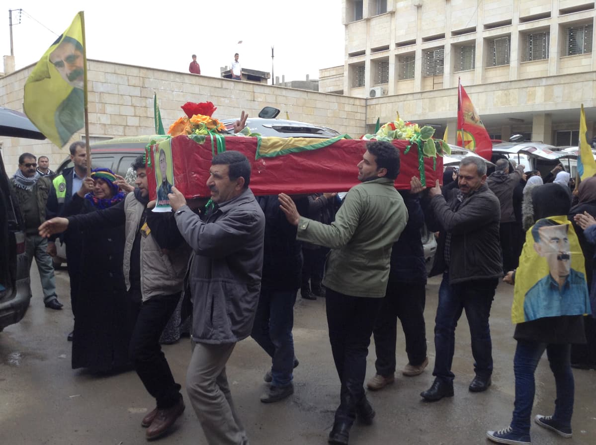 Kaatuneiden kuljetus lähdössä Derikin sairaalasta. Osa Pohjois-Syyriassa kaatuneista kurdeista on kotoisin Turkista. He ovat useimmiten taistelleet Kurdistanin työväenpuolueen PKK:n riveissä.