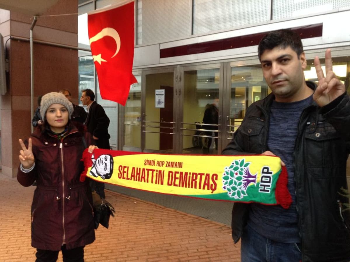 äänestäjät heiluttavat lippua jossa Selahattin Demirtaşin kuva. Puoluejohtaja Turkin kurdimielisestä puolueesta.