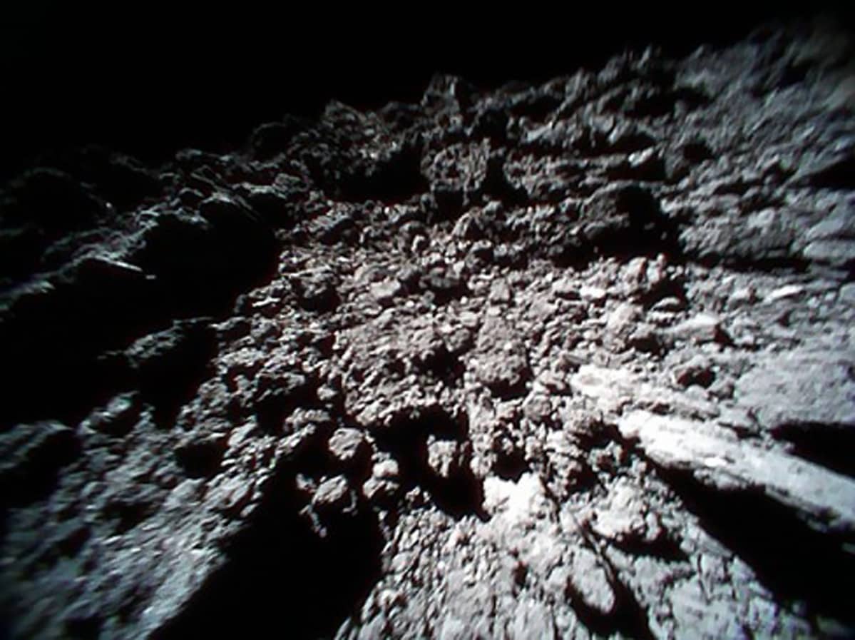Ryugu asteroidin pintaa.