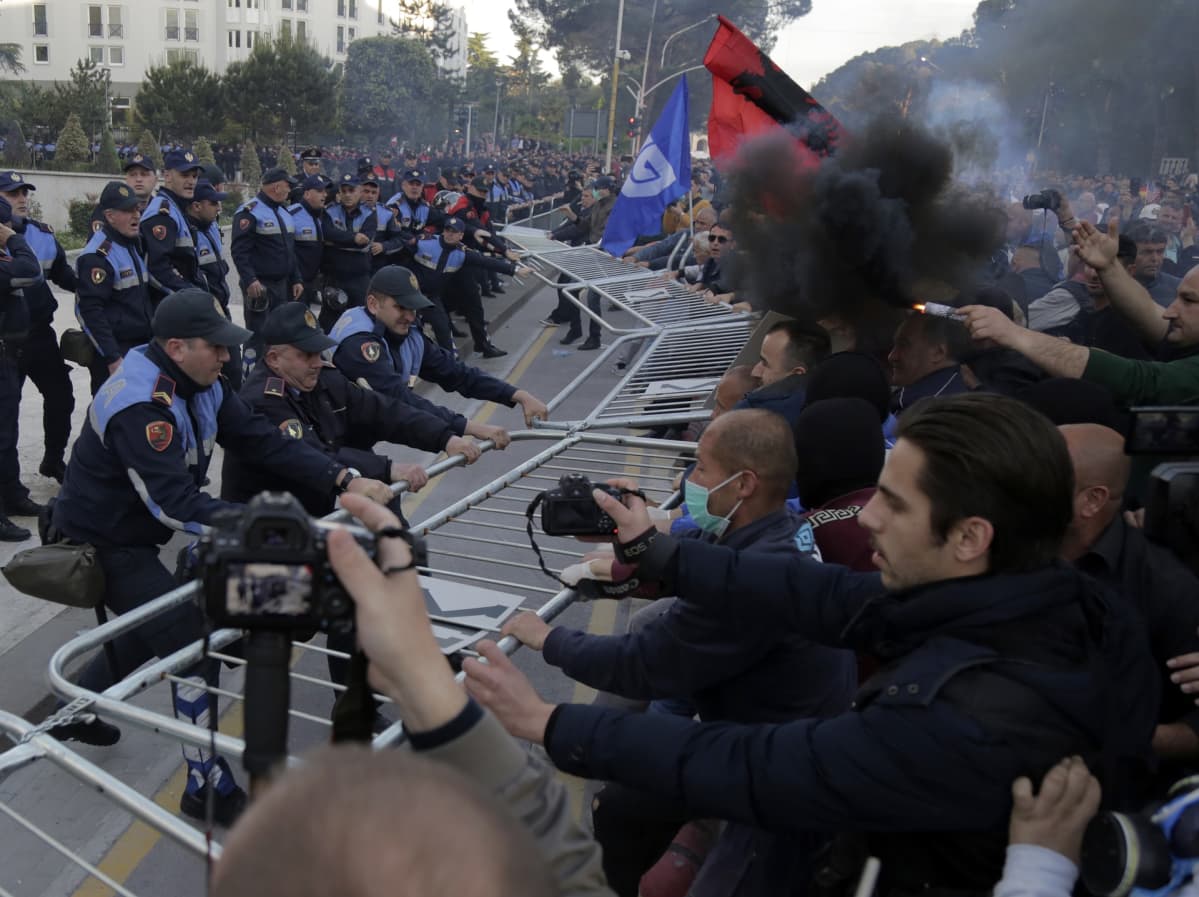 Opposition mielenilmaukset muuttuivat levottomiksi Albaniassa, mielenosoittajat ottivat yhteen poliisin kanssa.