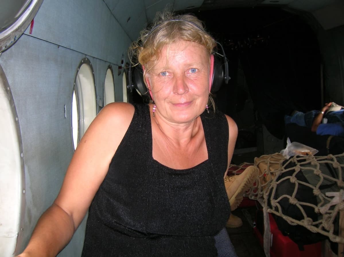 Tarja Helanen helikopterissa.