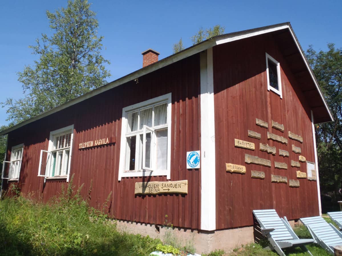 Myllypirtin kahvilan ulkopäädyssä on murreseinä.