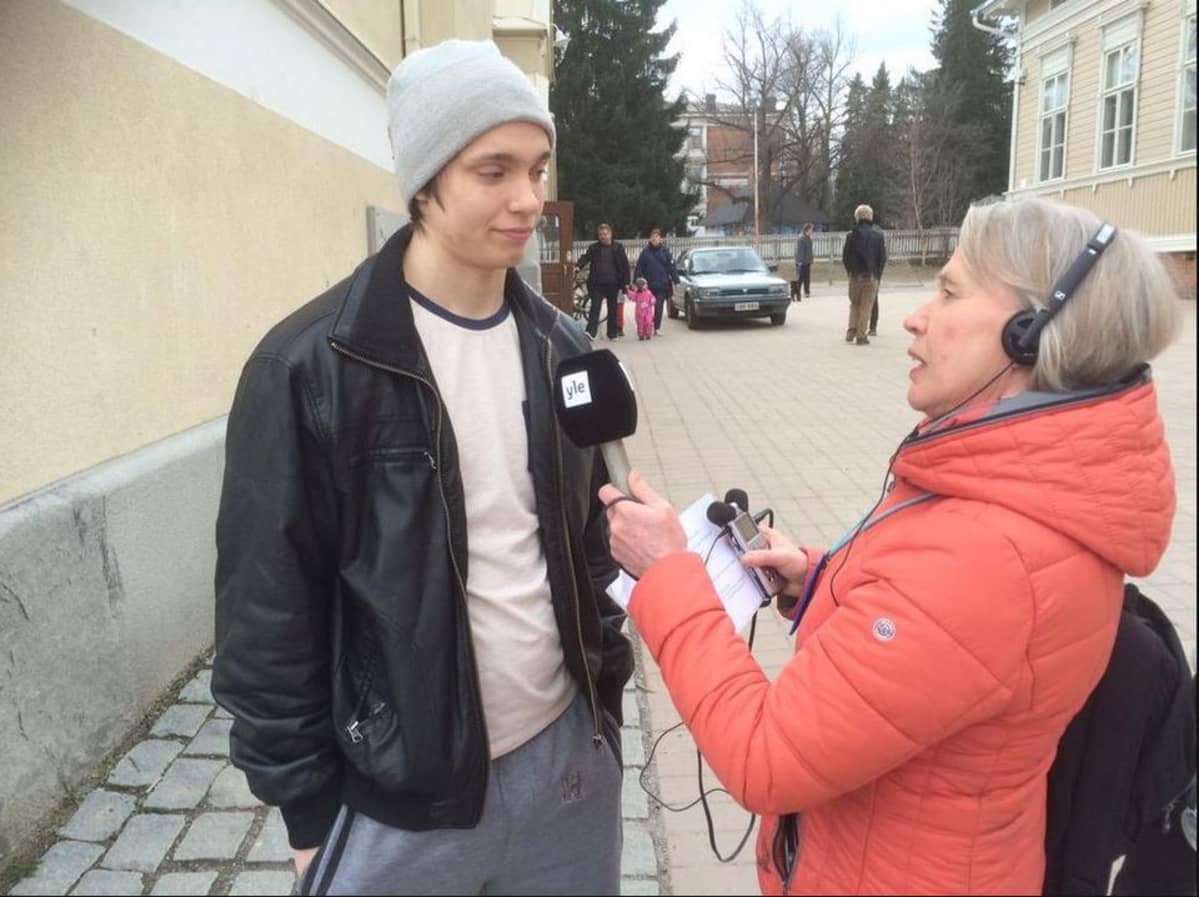 Toimittaja haastattelee miestä