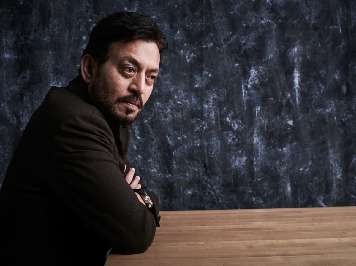 Irrfan Khan nojaa pöytään.