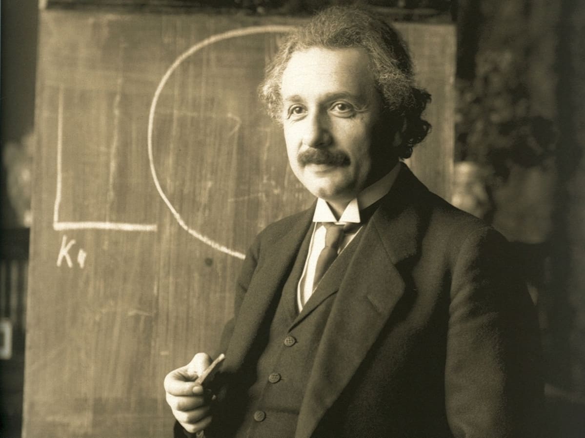 Einstein liitutaulun edessä.