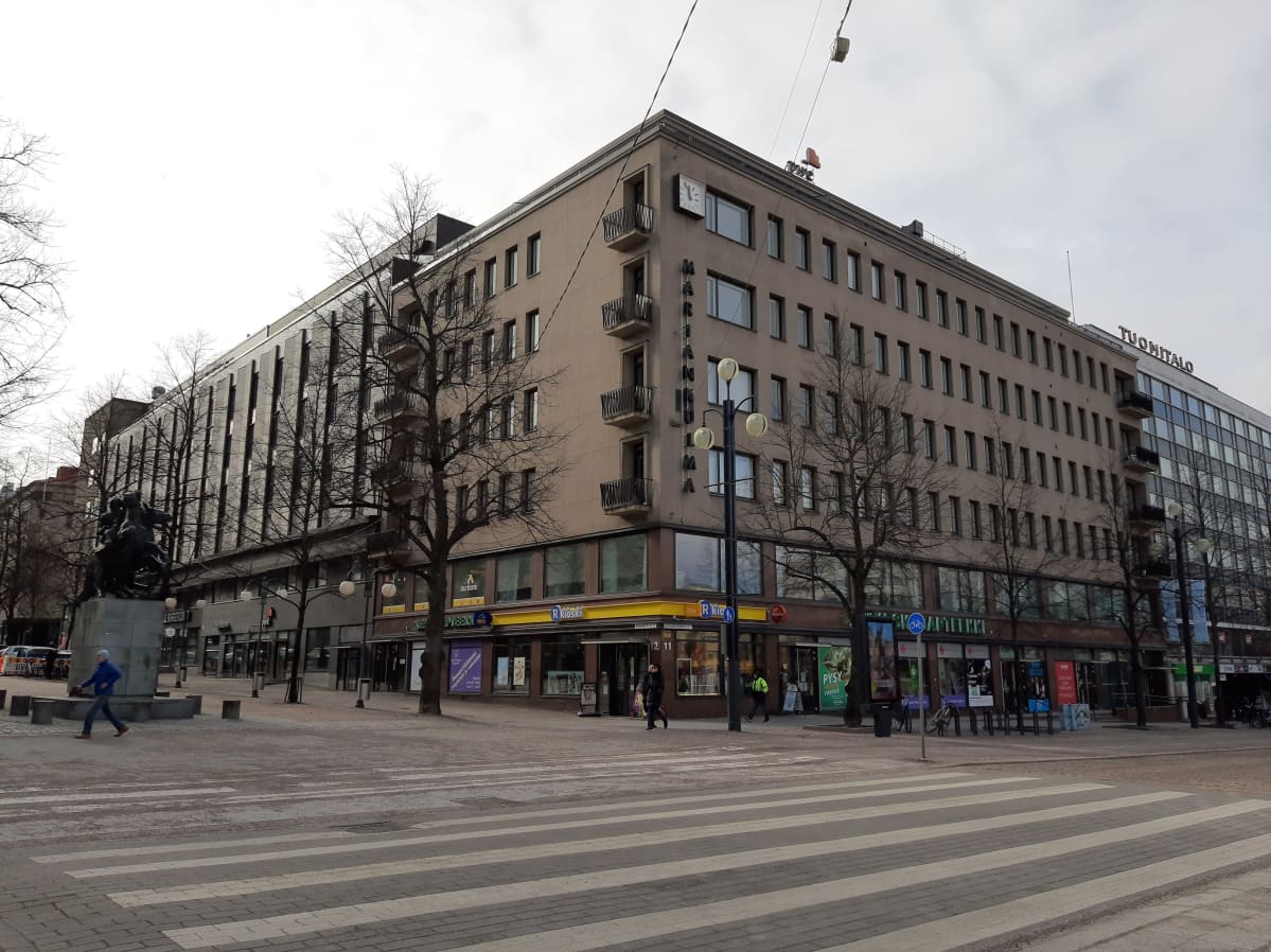 Kerrostalo, jossa liiketiloja