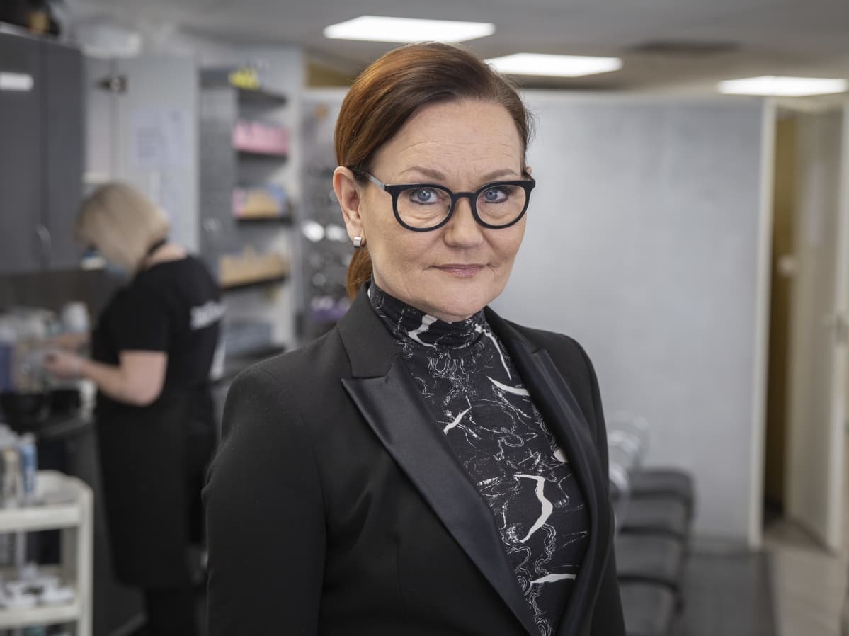 Kampaajamestari Nina Olander-Villegas Beauty Hair Sirpa Mansner Osakeyhtiöstä Kaisaniemen liikkeessä.