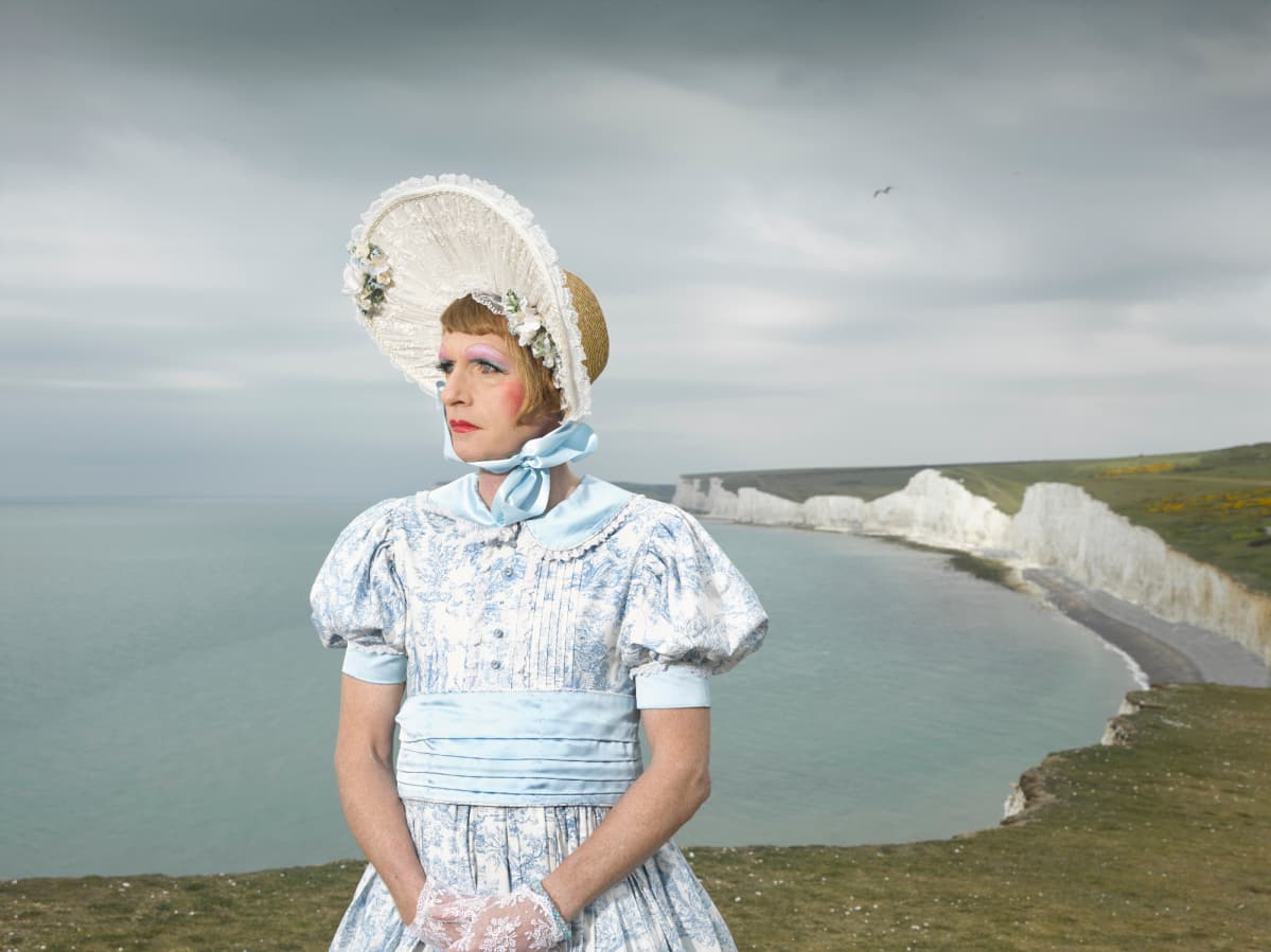 Brittitaiteilija Grayson Perry pukeutuu juhlatilaisuuksiin Calireksi.