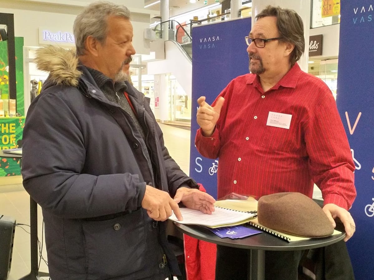 Kaupunkilaiset saivat kysellä kuntaliitosneuvottelijoilta Vaasan ja Mustasaaren kuntaliitoksesta.