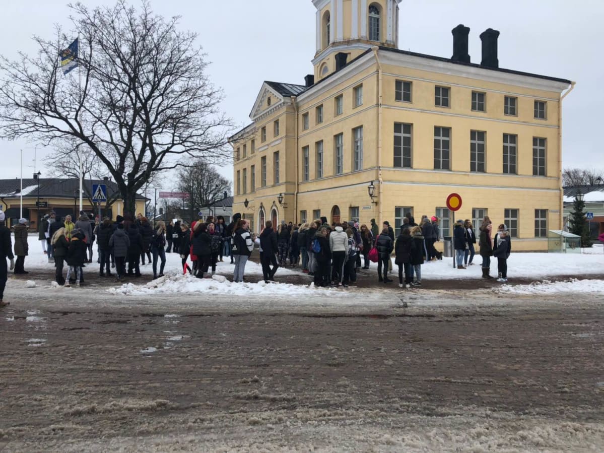 Nuoria ilmastolakossa Haminassa.